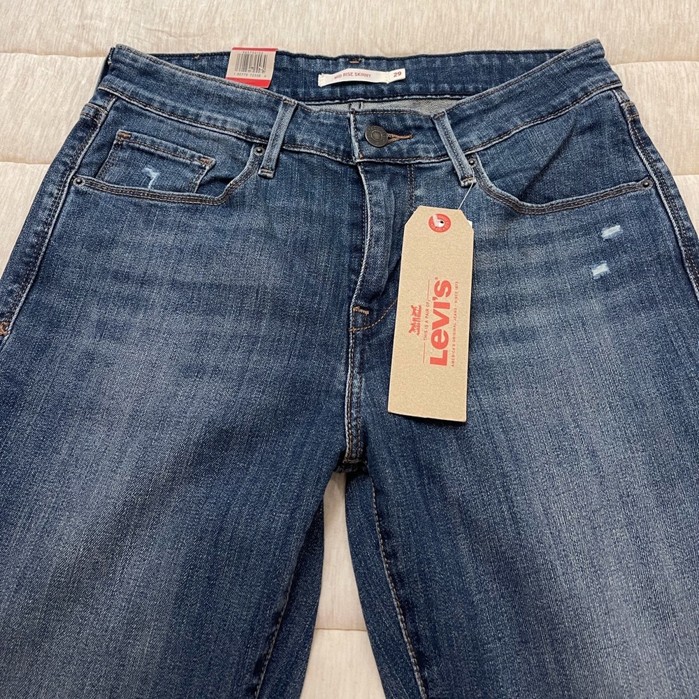 New W/Tags  Mid Rise Skinny Levi’s 8 (29x32)